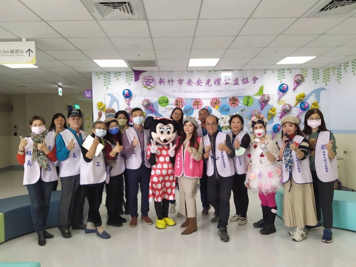 【新竹市安安光曜公益協會用唱跳歌舞,帶領醫院病童一起迎新春】 【新竹市安安光曜公益協會用唱跳歌舞,帶領醫院病童一起迎新春】