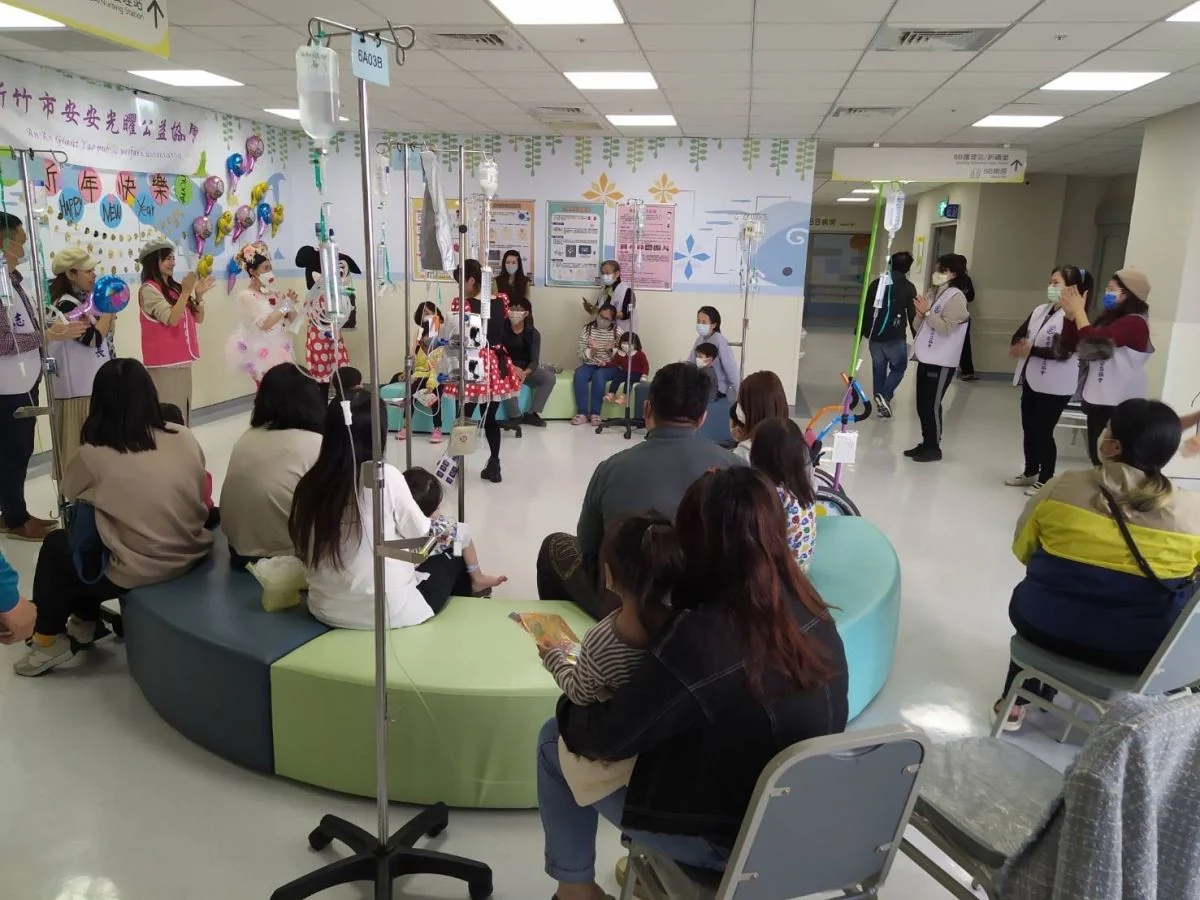 【新竹市安安光曜公益協會用唱跳歌舞,帶領醫院病童一起迎新春】 【新竹市安安光曜公益協會用唱跳歌舞,帶領醫院病童一起迎新春】