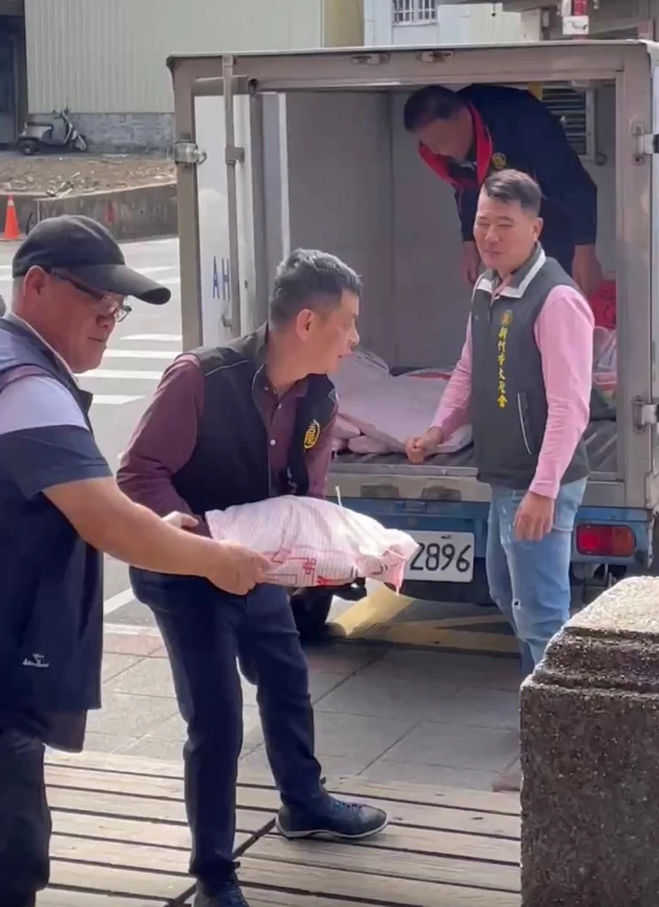 【金愛爾文教林執行長和吳執行長寒冬送暖,傳播愛心種子,溫暖更多清寒家庭】 【金愛爾文教林執行長和吳執行長寒冬送暖,傳播愛心種子,溫暖更多清寒家庭】
