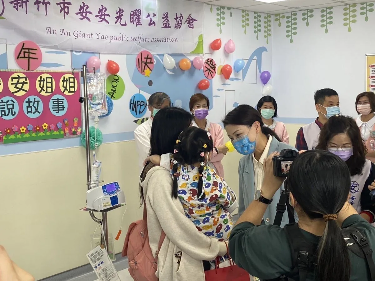 金愛爾文教吳執行長和林執行長與新竹市高市長藉「安安姊姊說故事」，鼓勵病童當個勇者，勇敢面對治療過程