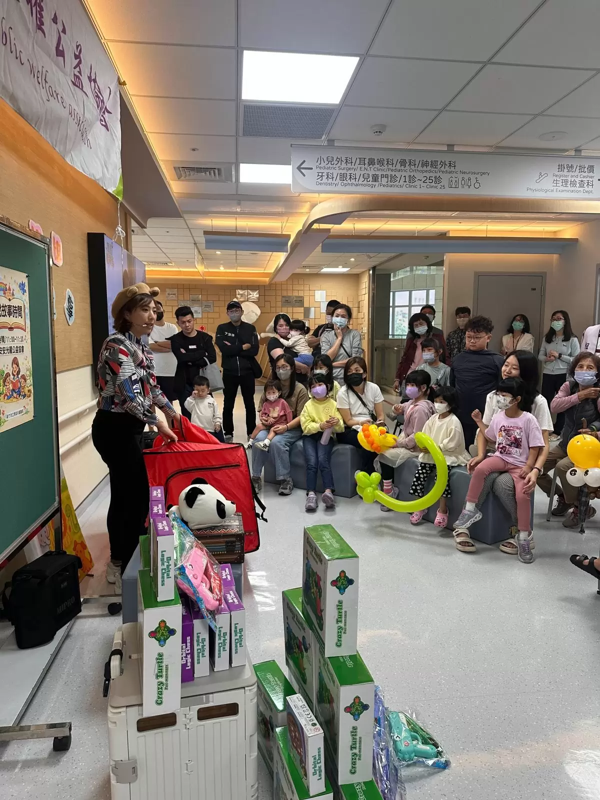 【不只是說故事！安安光矅走進醫院　陪住院、癌童及看診病童找回笑容與希望】