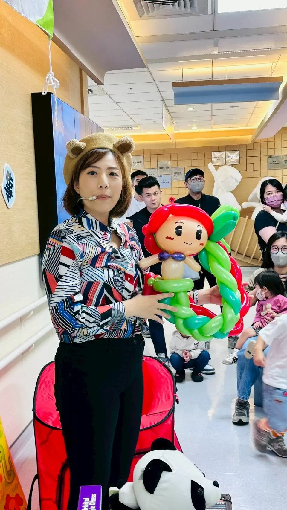 【不只是說故事！安安光矅走進醫院　陪住院、癌童及看診病童找回笑容與希望】